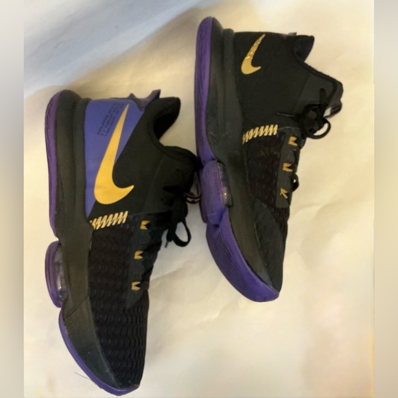 Nike LeBron James Witness 5 Basketball Shoe Black Purple Gold Lakers Mens SZ 13 - Picture 8 of 16